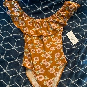 Super cute floral body suit. Perfect for any occasion! Size Large